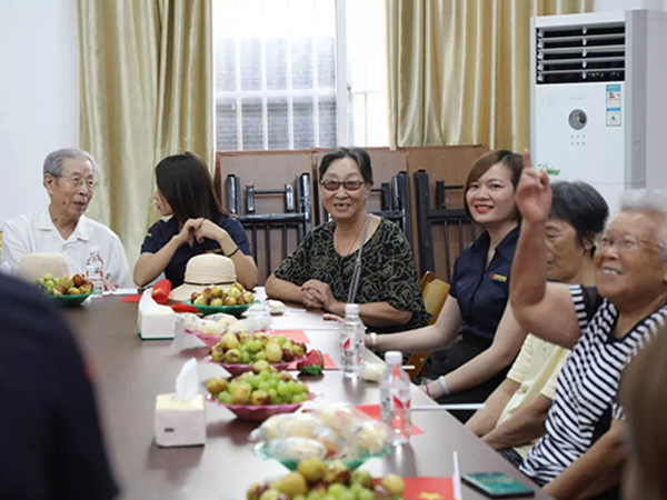 中庭裝飾集團(tuán)丨“情暖中秋，將愛(ài)傳承”——走進(jìn)金浦社區(qū)慰問(wèn)高齡老人